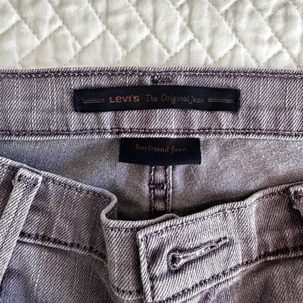 LEVI'S DISTRESSED BOYFRIEND JEANS - Women's 6 Medium (Purple) - Picture 3 of 7